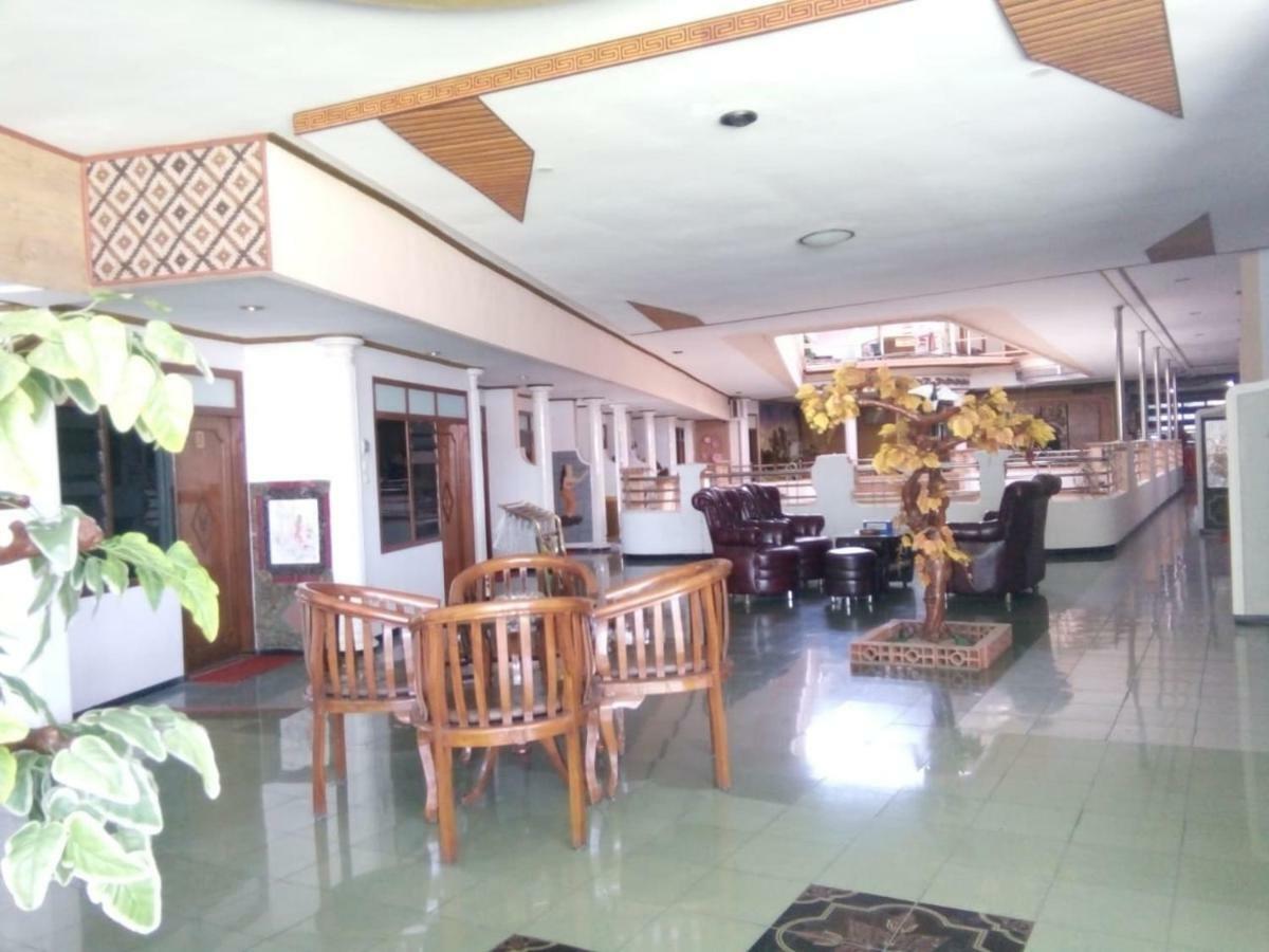 New Merdeka Hotel Jembel Exterior foto